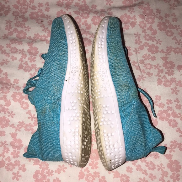 These are some kids shoes - Picture 2 of 3